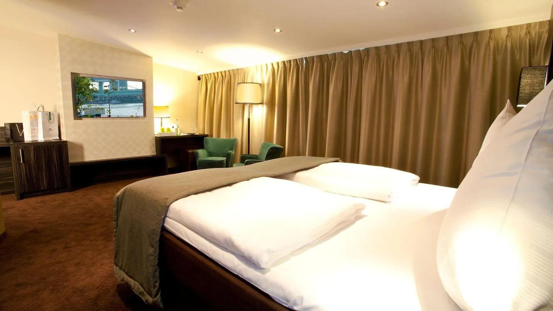 Centro Hotel Ayun Cologne 3*,